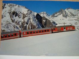 FO Furka-Oberalp-Bahn auf dem Oberalp-Pass mit dem Sustenhor