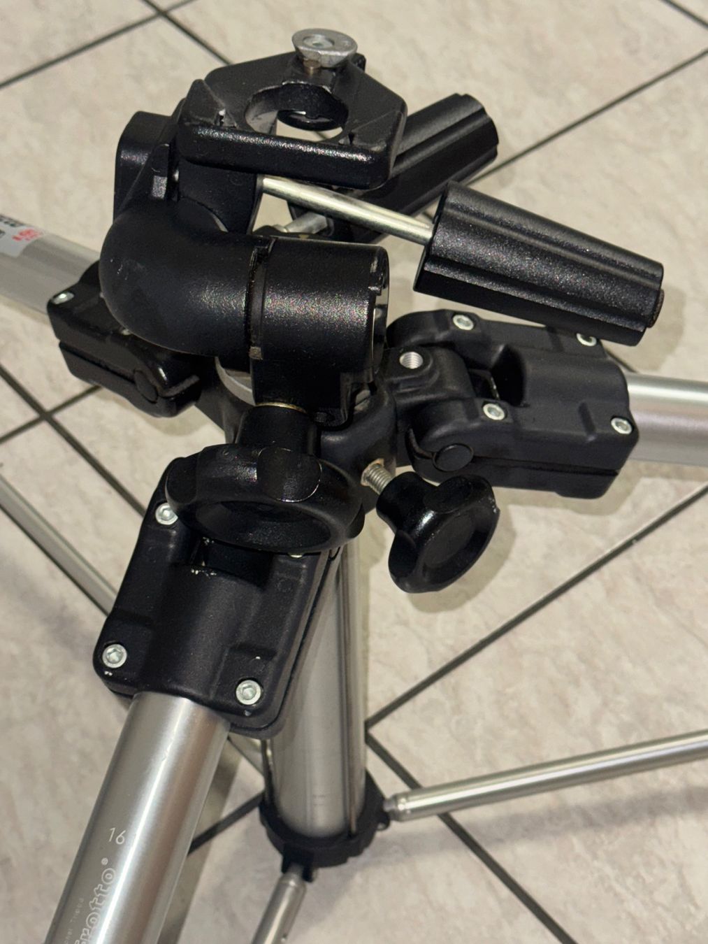 Manfrotto Stative & Stativköpfe: Manfrotto Stativ 161 und Kopf 160 – Gebraucht aus Kaiseraugst von Drasa 8