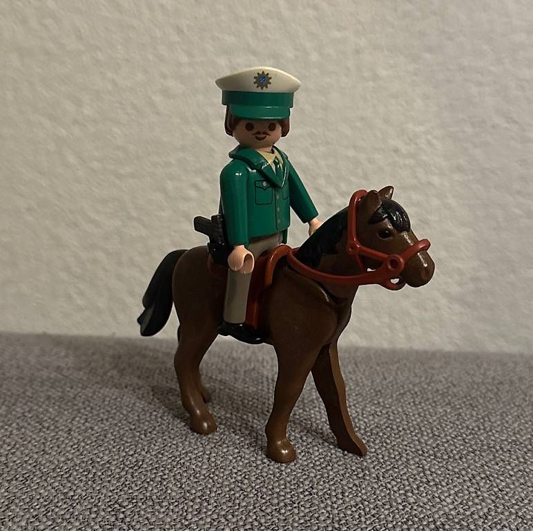 Giocattoli: Playmobil Polizist mit Pferd – Usato da Sarnen venduto da Sejosa15