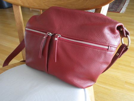 guterhaltene rote Lederumhängetasche