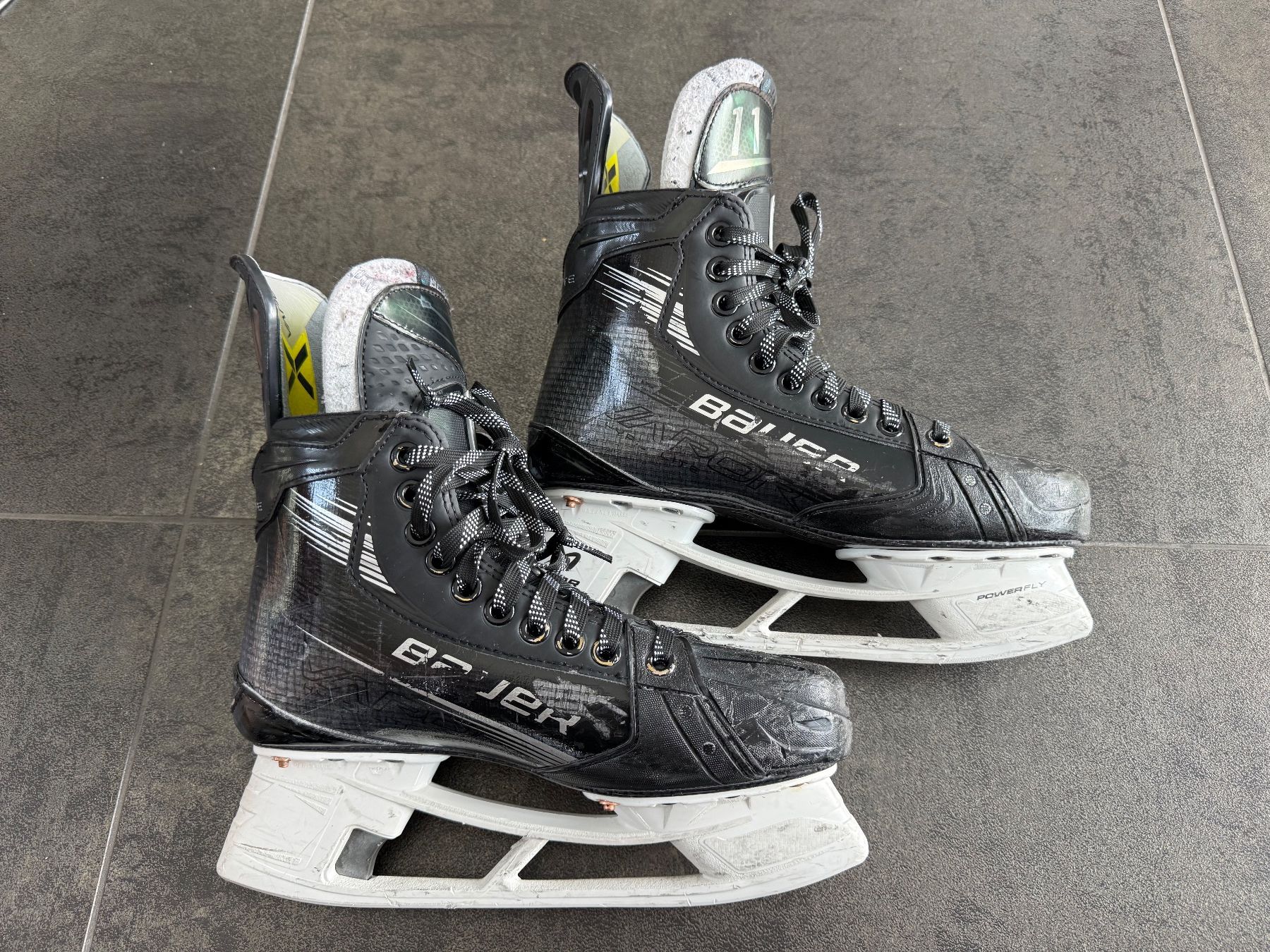 Bauer Pattini da ghiaccio: Bauer Vapor Hyperlite2 Custom Schlittschuhe, Gr. 6.5 - 7 – Usato da Langenthal venduto da lthal