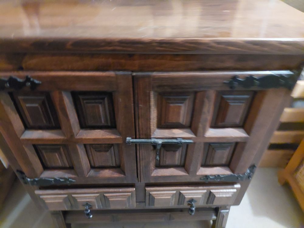 Commodes: Buffet rustique en bois massif avec portes – D'occasion à Oberschrot par 6mick 1