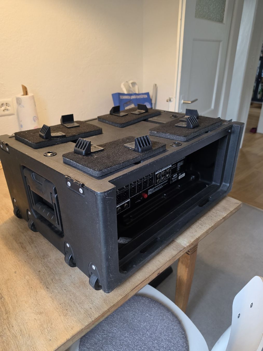Console di mixaggio: SKB Mischpult and Computer Case mit interM LM-9414 Mixer – Usato da Nussbaumen AG venduto da Martinfal 7