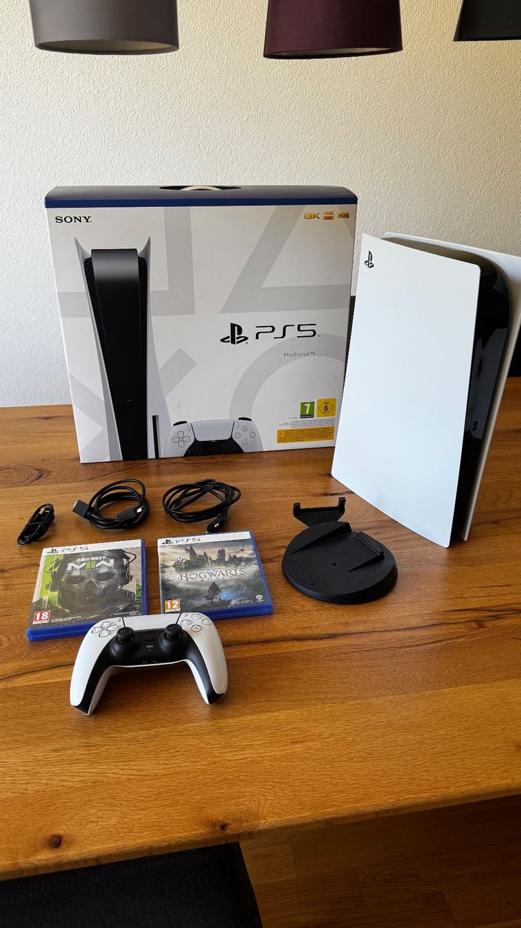 Sony Console: SONY PlayStation 5 mit Controller, 2 Games und Zubehör – Usato da Turgi venduto da Masuti