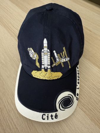 Casquette bleu marine  broderie fusée La Cité de l’espace