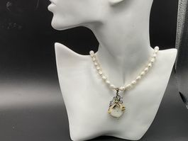 Attraktives Perlencollier mit Quarz-Anhänger