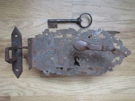 Antikes Türschloss mit Schlüssel geschmiedet