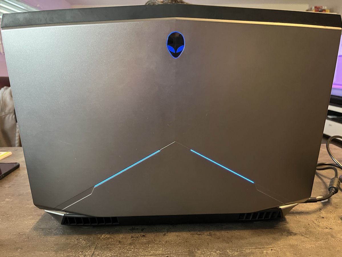 Alienware Portables: Alienware pc portable et sacoche  – D'occasion à Collombey par