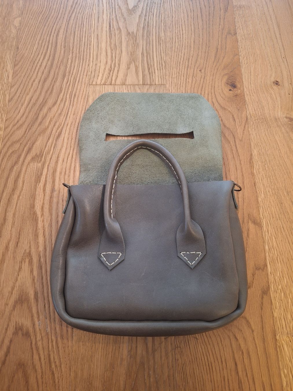Taschen für Damen: Grau-khaki Handtasche aus Leder – Neu (gemäss Beschreibung) aus Thalwil von ivi010 1
