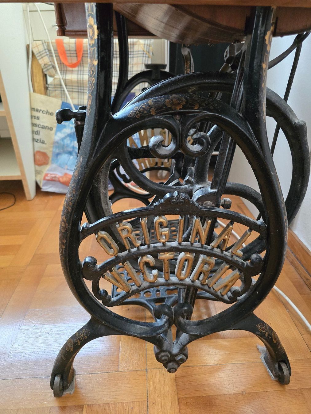 Victoria Macchine da cucire: Machine à coudre "Original Victoria", avec mode d'emploi – Usato da Genève venduto da ism_k9ln 5