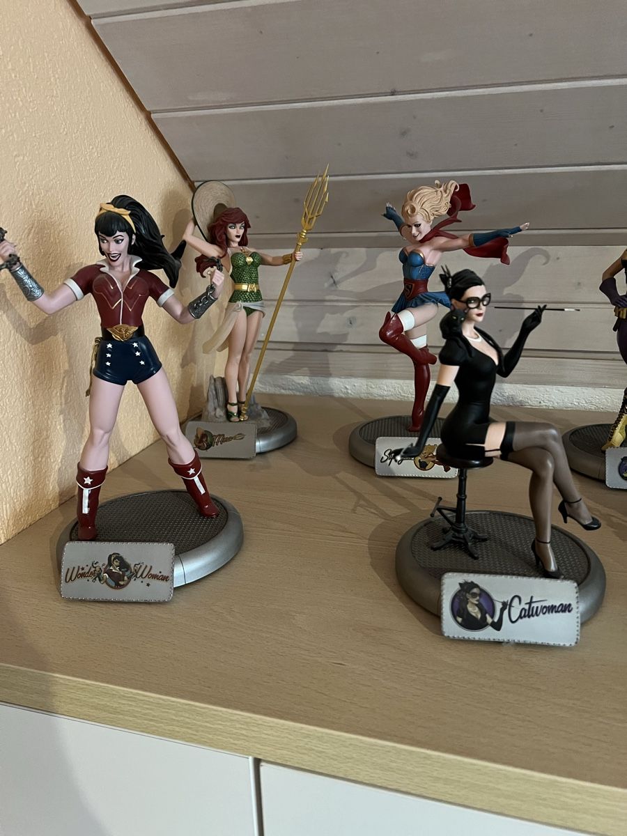 Statuette: DC Bombshells Vintage Art Statues + 2 Special Statues – Nuovo (secondo la descrizione) da Biel/Bienne venduto da vespa92