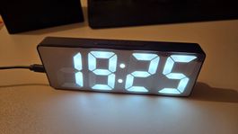 Digitaler LED Wecker Grossdisplay USB-C Snooze 12/24h