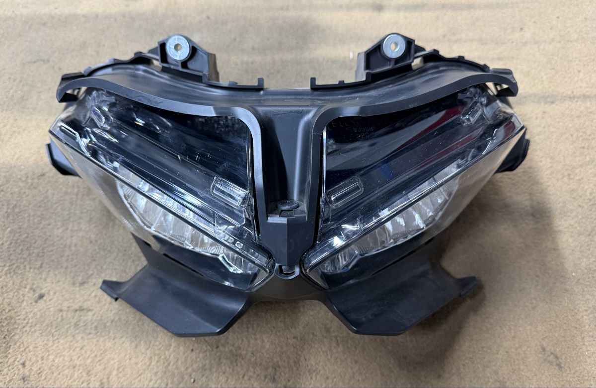 Honda Fari: Scheinwerfer Honda CBR1000R SP1 SC77 W3966 – Usato da Naters venduto da Kev1998