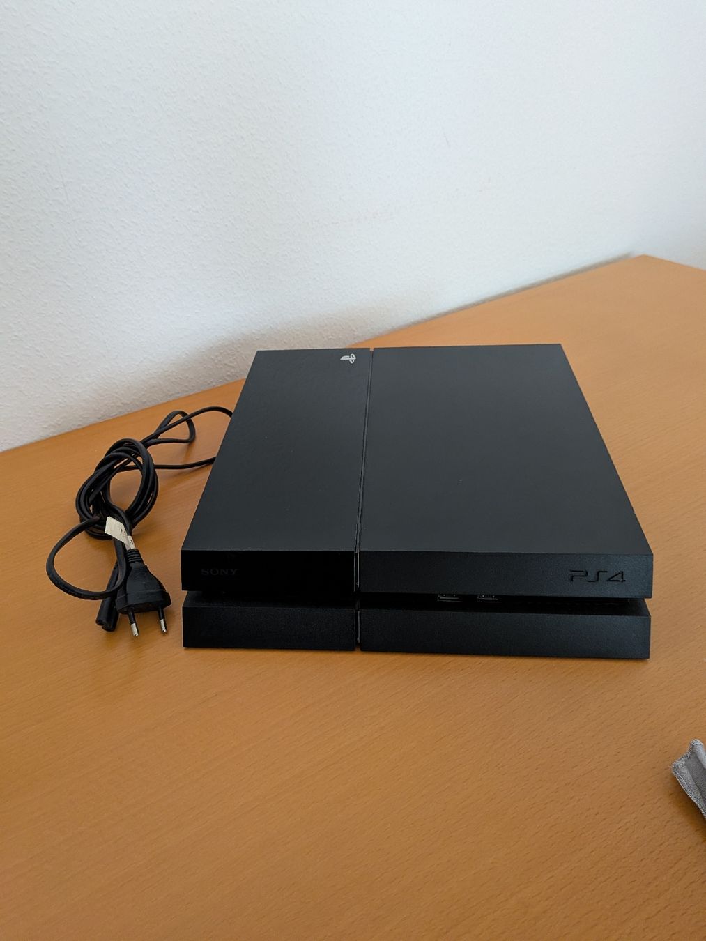 Sony Console: PS4 Konsole mit leichten Gebrauchsspuren – Usato da Twann venduto da Theo990