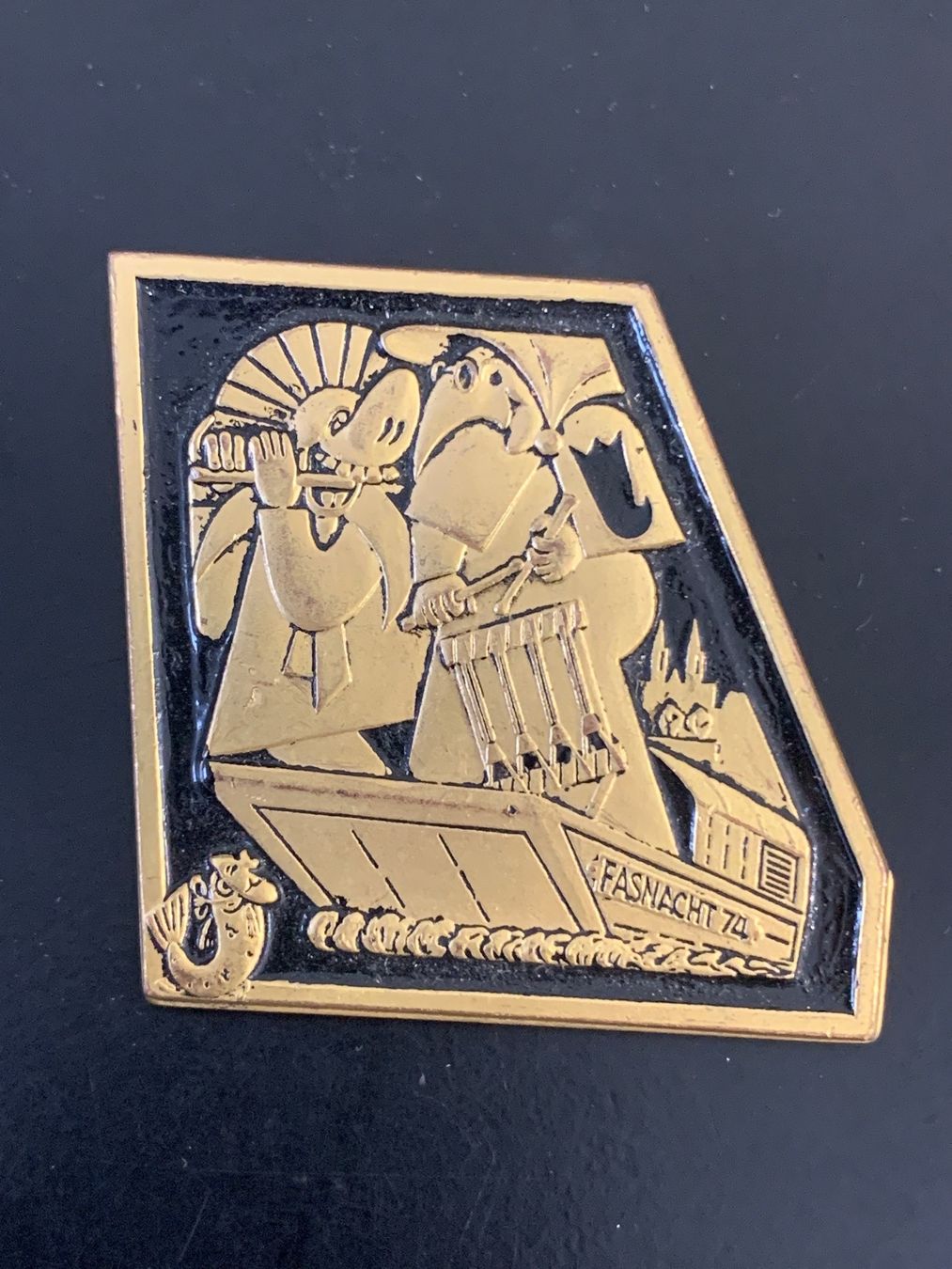Basler Placchette & Badge: Fasnacht Basel GOLD/Schwarz bemalt – Usato da Basel venduto da fasnachtsoutlet1965