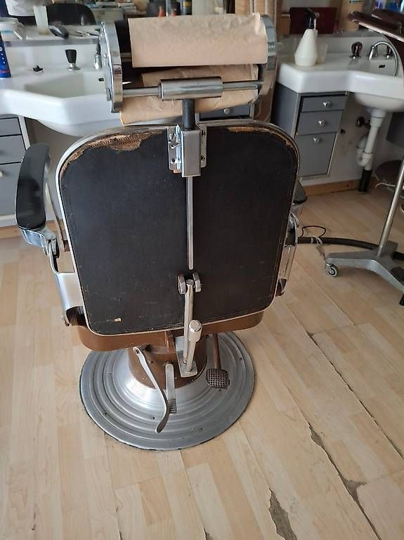 Stühle: Coiffeur Einrichtung - Drehstühle – Gebraucht aus Lausen von Exc400 4