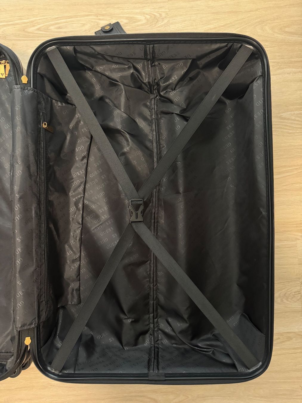 Valigie: Guess Reisekoffer schwarz – Usato da Maisprach venduto da jokoundklaas 8