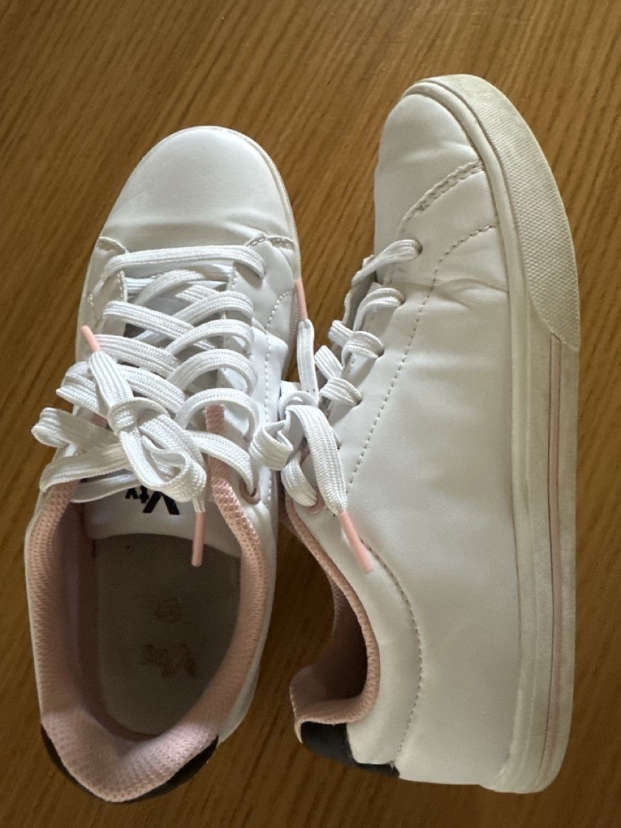 Damenschuhe: Vty Damensneakers 39 – Gebraucht aus Davos Platz von Anakonda1 1