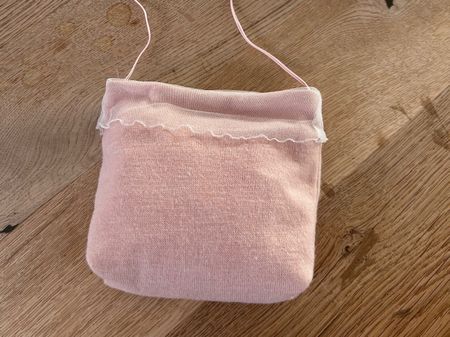 Kleine Umhängetasche aus rosa Stoff