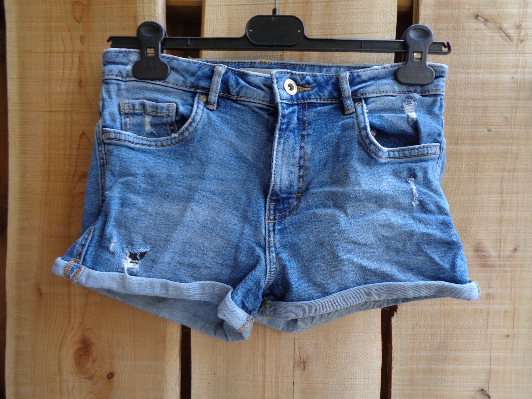 Zara Jeans: ZARA Löcher Jeansshort Gr. 36 - 210997 – Usato da Küssnacht am Rigi venduto da Good4Deckeli