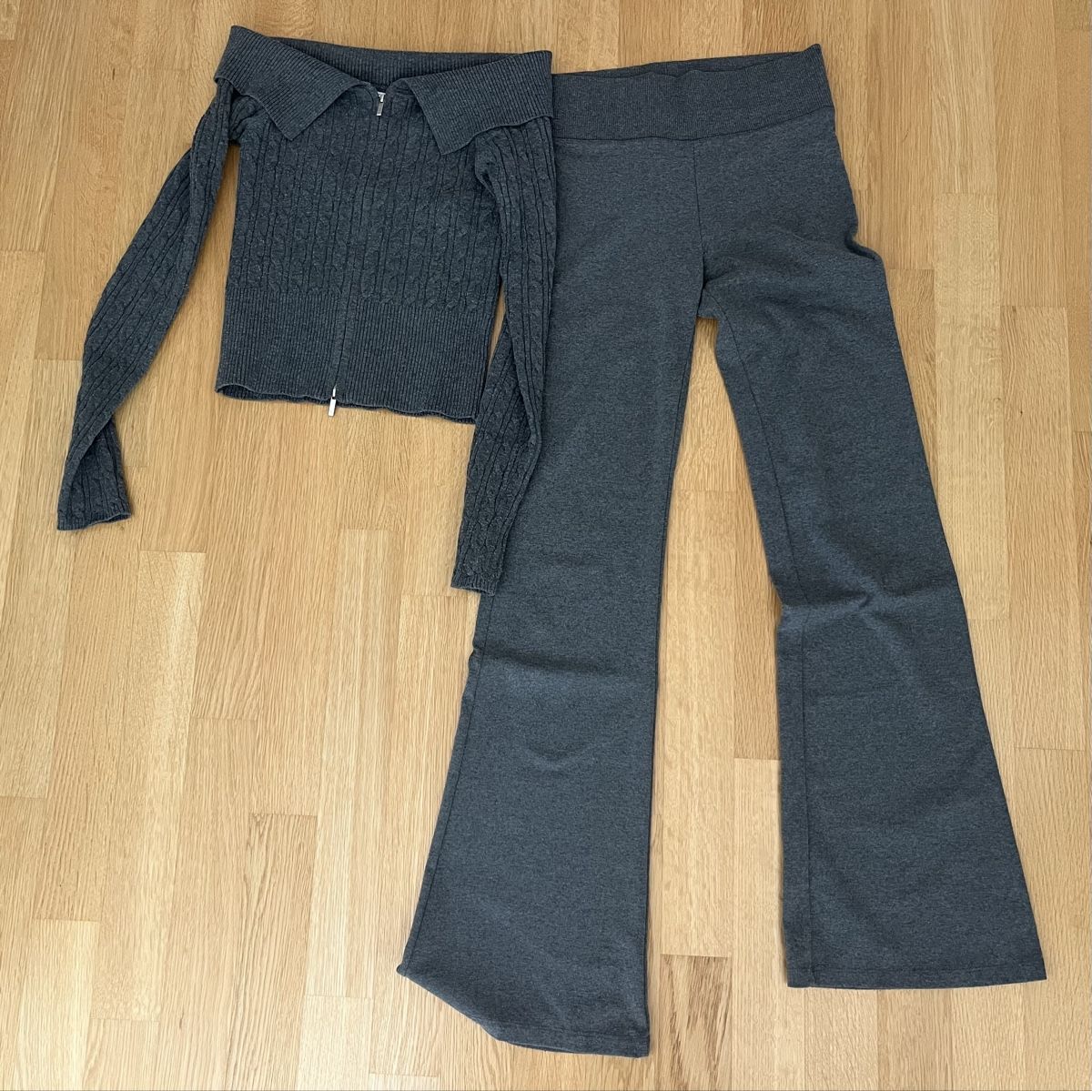Bershka Lotti di vestiti: Set ensemble gris haut et bas  – Nuovo (secondo la descrizione) da Neuchâtel venduto da Ariane_vn00