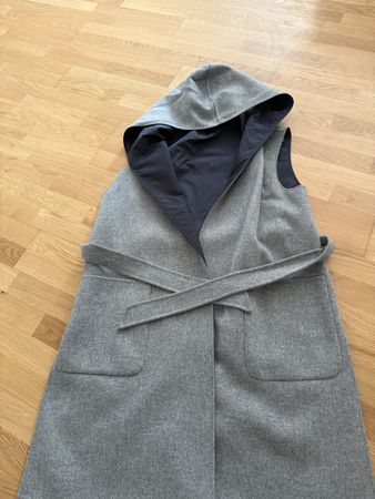 Weste MaxMara WEEKEND Grösse 38 grau mit Kapuze neuwertig
