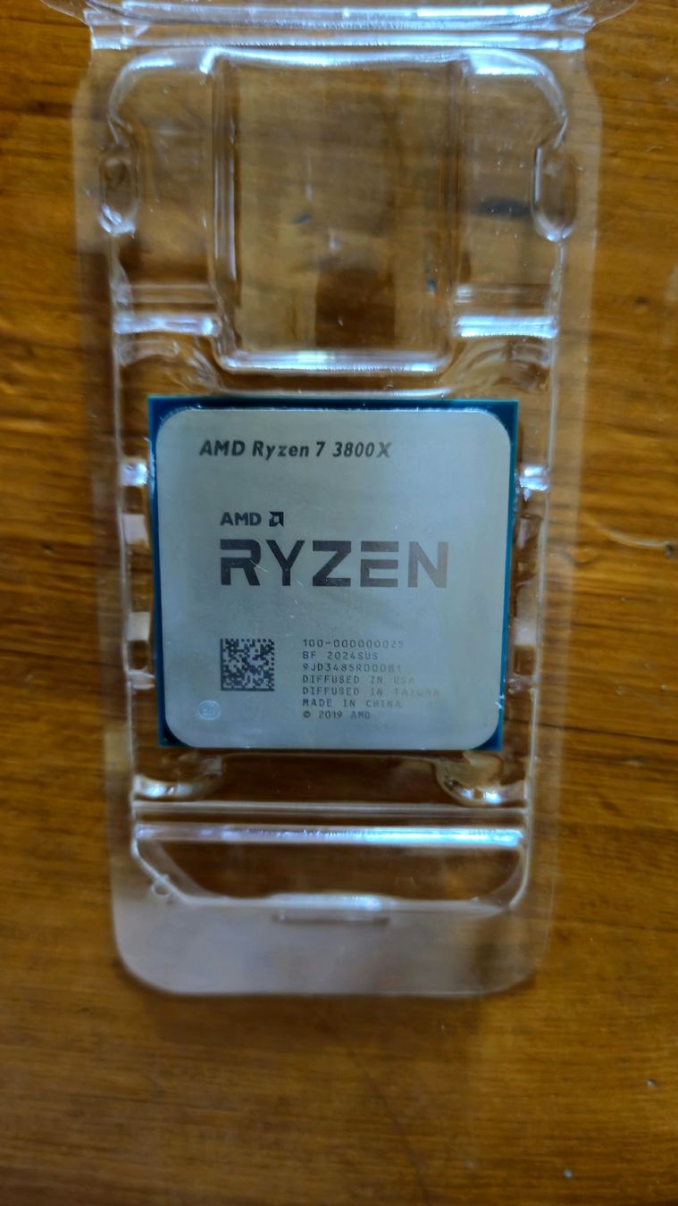 Amd Componenti elettronici: AMD Ryzen 7 3800X processor + fan – Usato da Grand-Lancy venduto da Pierre.Bratschi 2