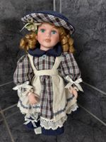 Porzellanpuppe mit blauen Augen