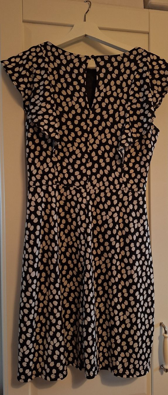 Robes: Robe imprimée noire et blanche taille S  – D'occasion à Yverdon-les-Bains par CelMt 1