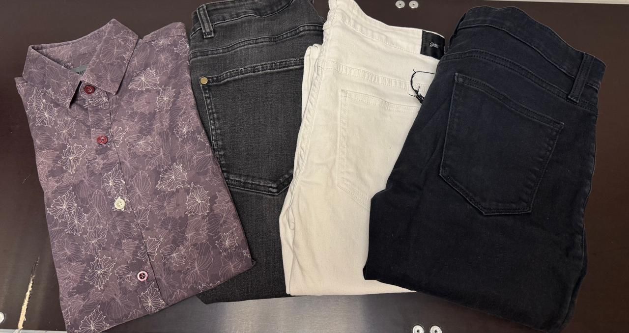 Lots de vêtements: Kleiderpaket Jeans & Hemd, 4-teilig – D'occasion à Triesen par mal_97wr