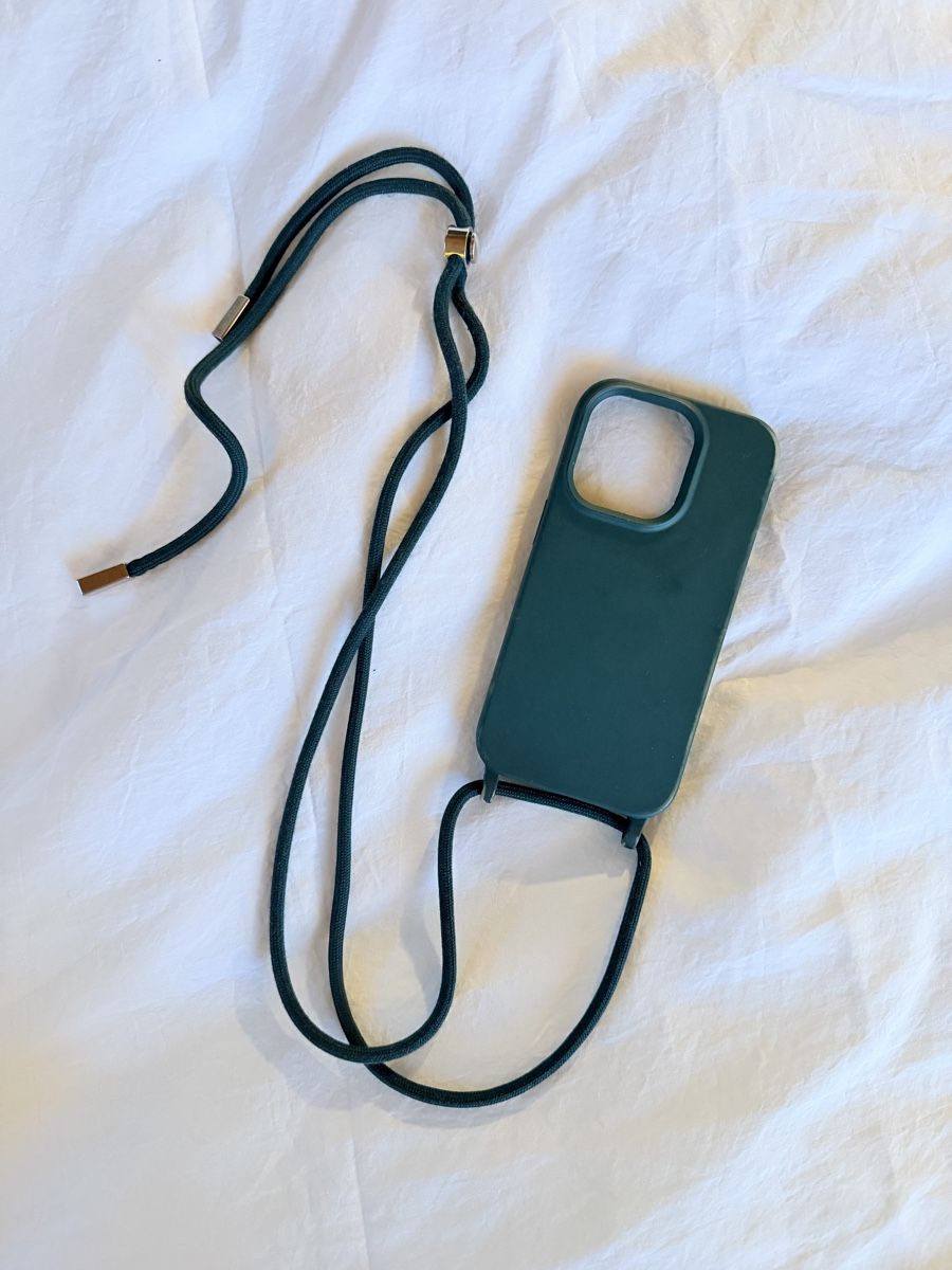 Apple Coques & Protection écran: iPhone 14 Pro Case with Strap, forest green, like new – D'occasion à Zürich par BettinaMarie2308