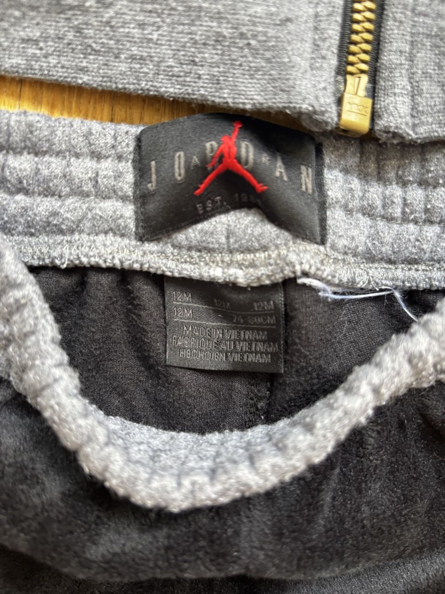 Jordan Ensembles coordonnés: Ensemble Jordan gris/noir taille 12 mois bébé – D'occasion à La Chaux-de-Fonds par Elora237 1