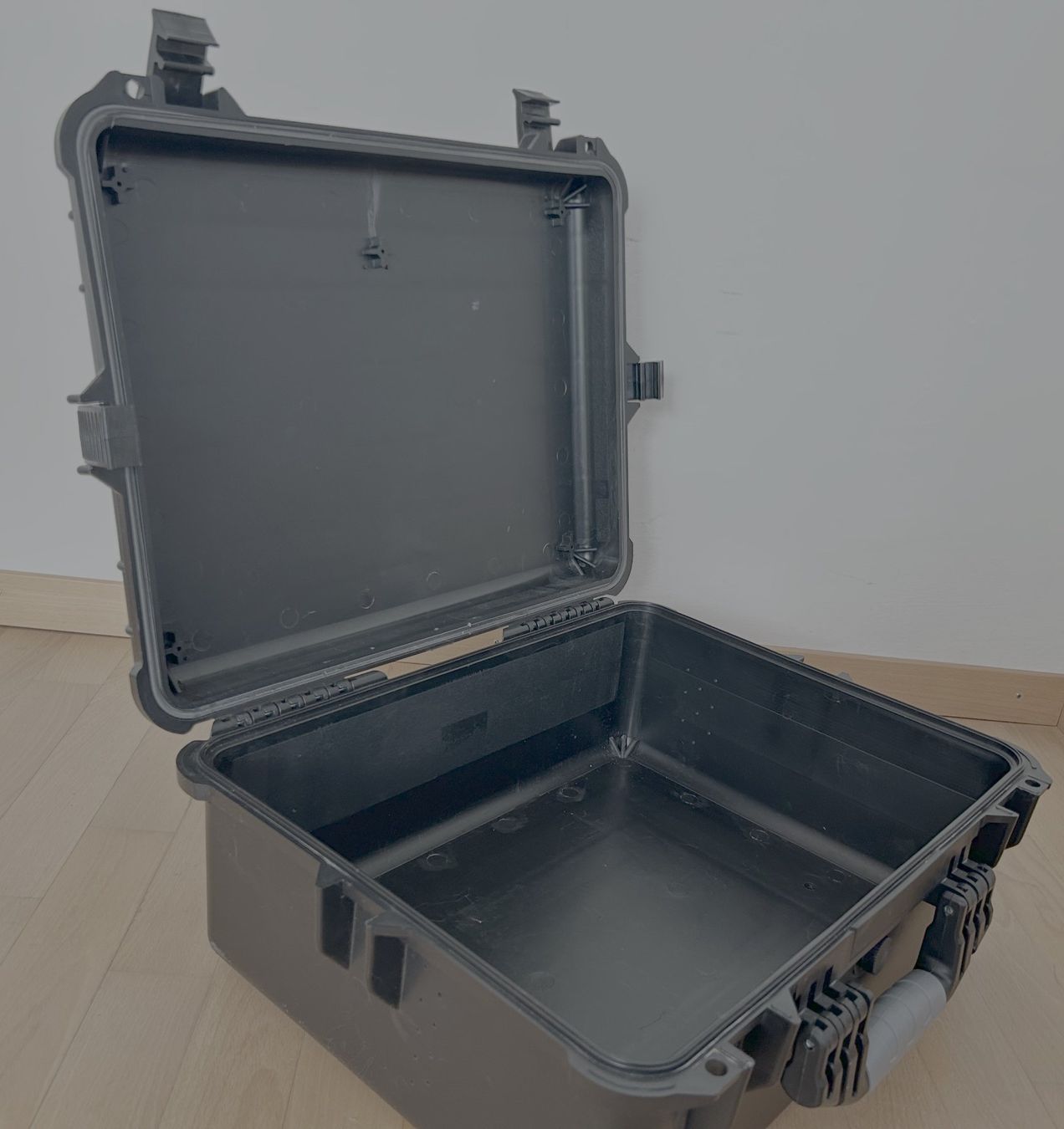 Valises de voyage: Robuster Outdoor-Koffer aus Kunststoff – D'occasion à Stäfa par cka_5r5z 7