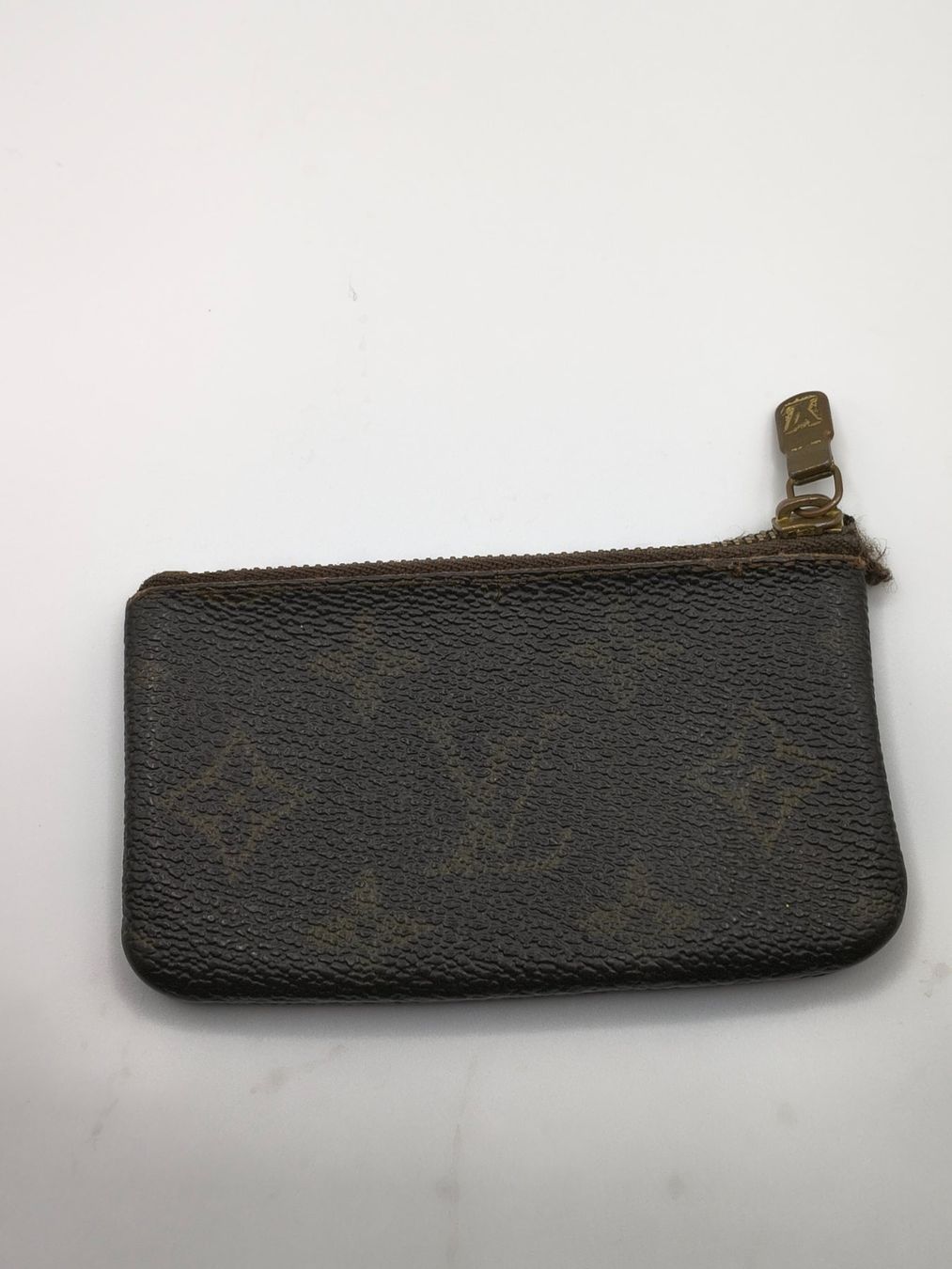 Louis Vuitton Portafogli: Louis Vuitton Monogram Zip Pouch - Heavily Worn – Difettoso da Villars-sur-Ollon venduto da VicJ