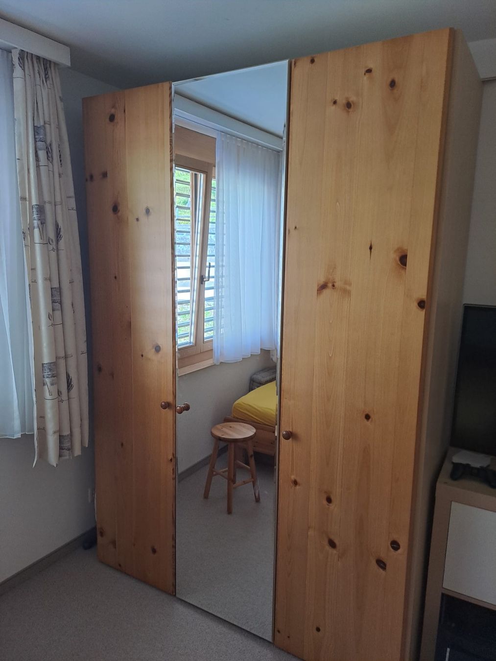 Schränke: Kleiderschrank – Gebraucht aus Arosa von Silvereal