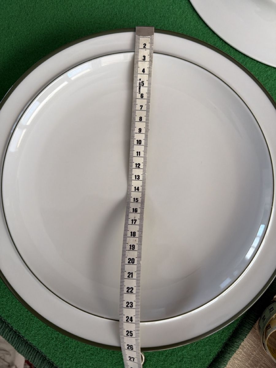 Teller: Teller Set 9 Stk Weiss mit Rand Durchmesser 26 cm – Gebraucht aus Weggis von Doris 1
