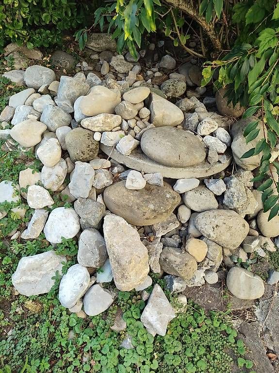 Pietre & tegole: Boller- und Gartensteine – Usato da Buochs venduto da havana6 1