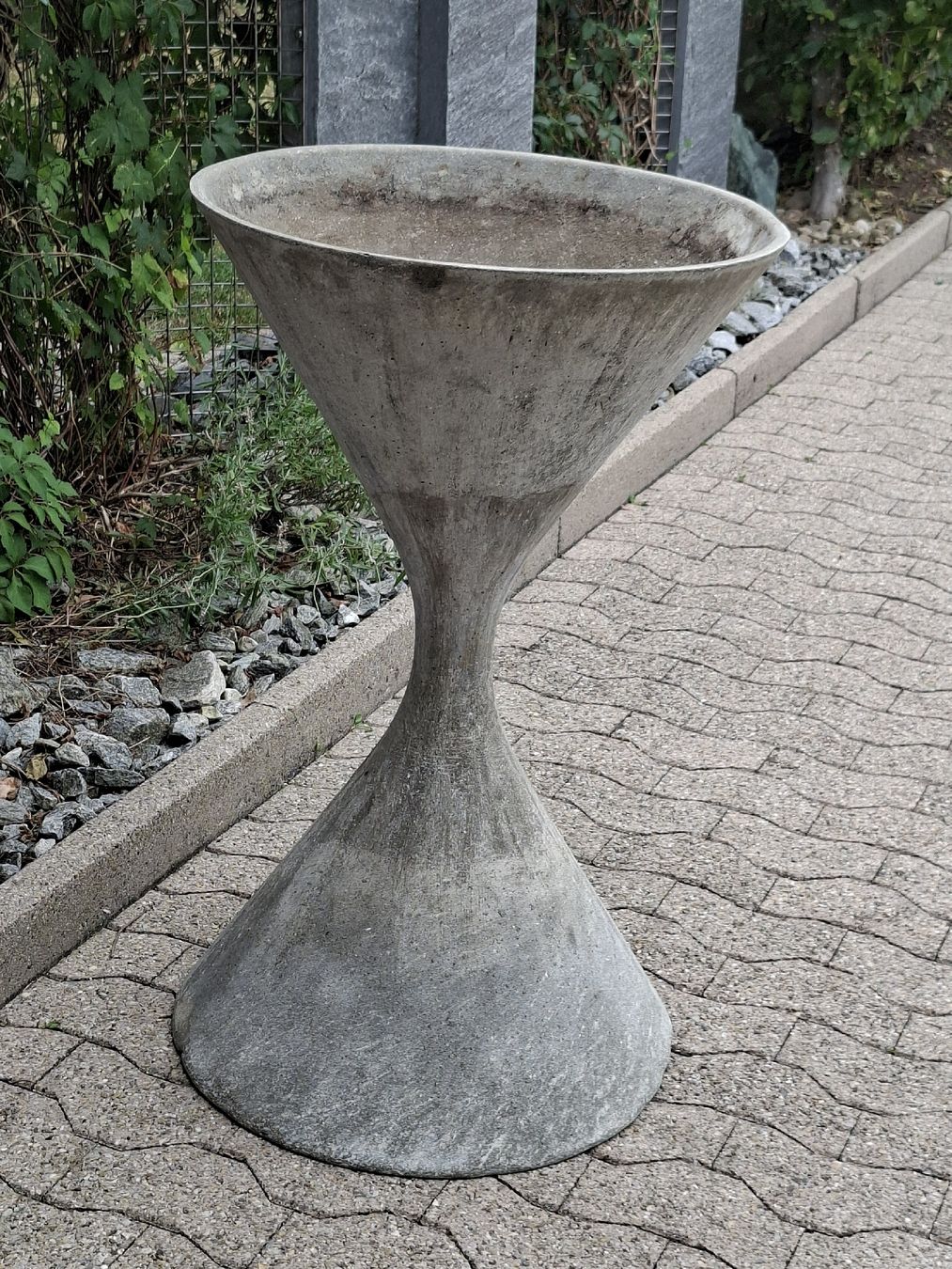 Eternit Blumentöpfe: Willy Guhl Eternit Blumenspindel  – Gebraucht aus Ganterschwil von HeidiuPeter 2