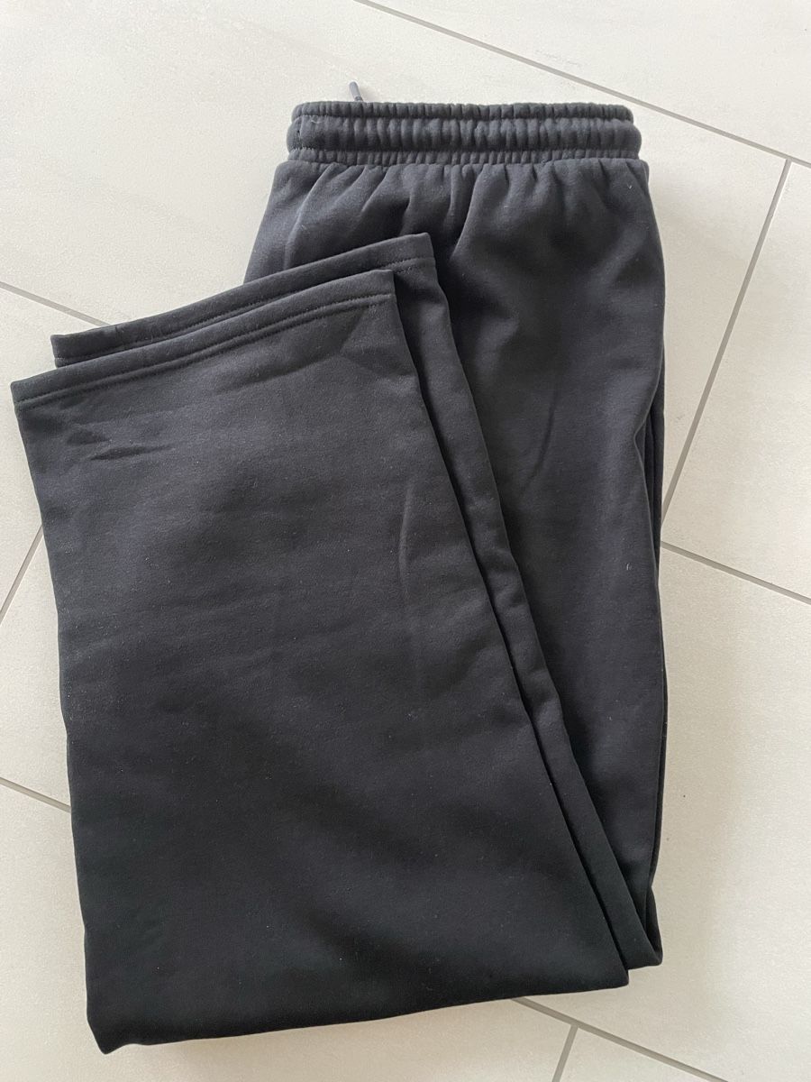 Tchibo Pantaloni: Sweathose Tchibo Gr. L schwarz neu – Nuovo (secondo la descrizione) da Rüti ZH venduto da kar_xx9l