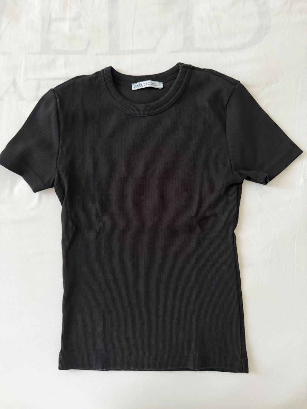 Zara T-shirt: Basic T-Shirt gerippt in schwarz – Usato da Zürich venduto da nat_9yf2