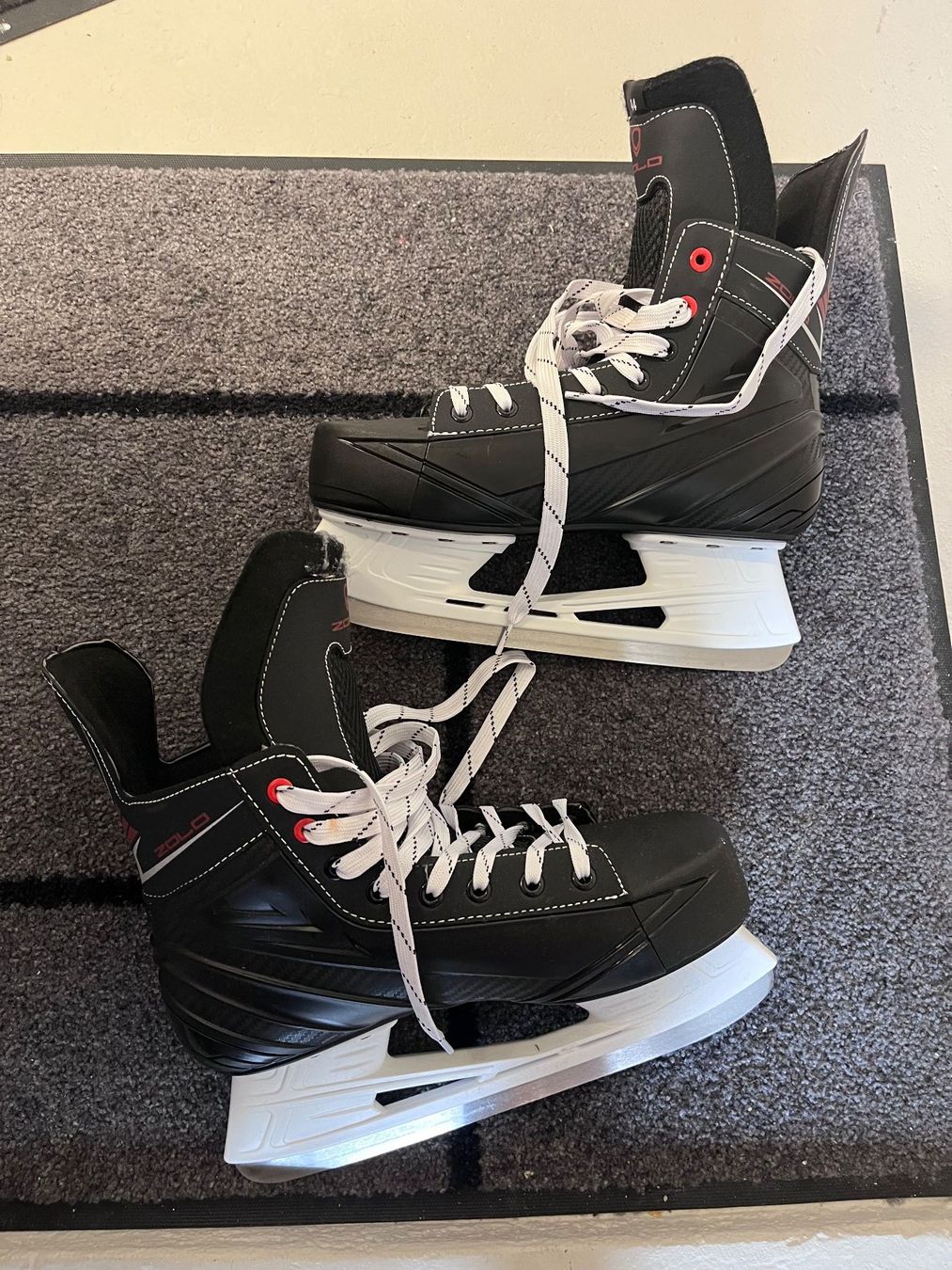 Pattini da ghiaccio: Schlittschuhe Grösse 44, Top Zustand – Usato da Langenthal venduto da nisila24 1