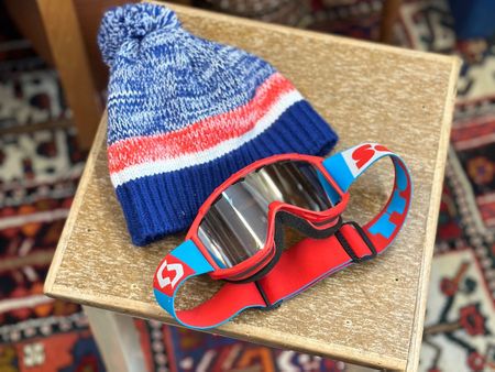 Swissski Mütze und Scott Snowboardbrille