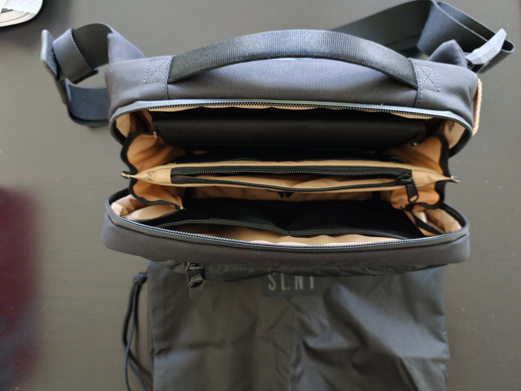 Borse: SLNT E3 Sling Bag - RFID-Schutz Tasche - Schwarz – Nuovo (secondo la descrizione) da Winterthur venduto da dmazzotta 5