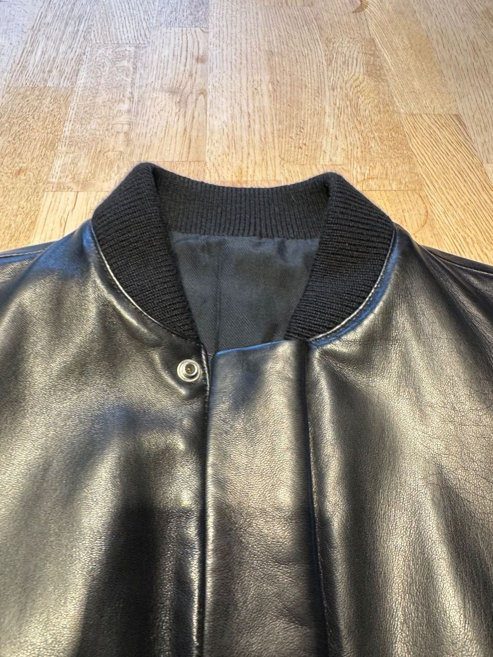 Bally Giacche: Bally Black Lambskin Leather Bomber Jacket – Usato da Grund b. Gstaad venduto da ReLuxe 1