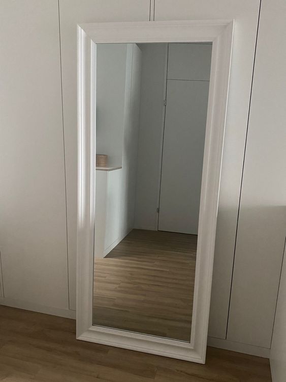 Grosser Weisser Wandspiegel