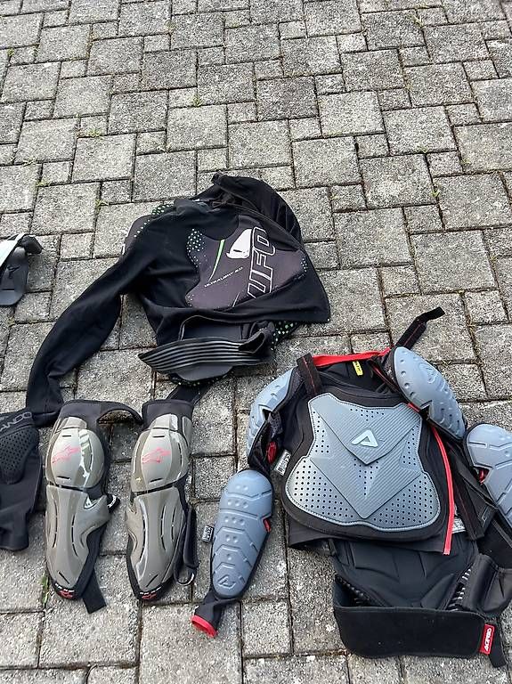 Lots de vêtements: Motocross Bekleidung  – D'occasion à Dietschwil par cyr_ln56 1