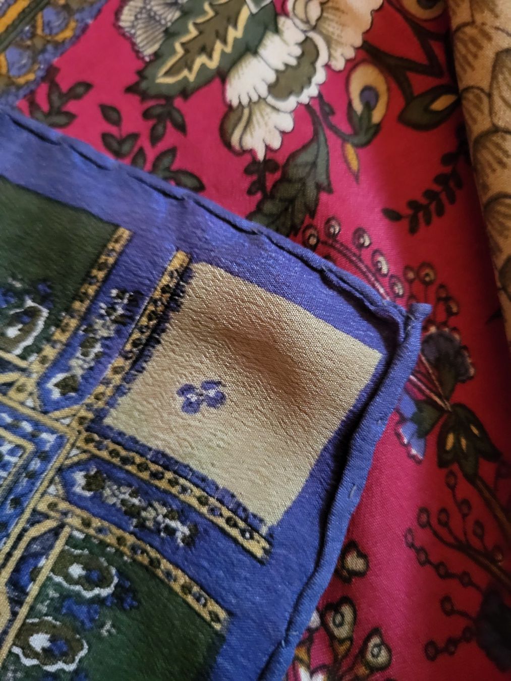 Foulards & écharpes: Wunderschöner Seidenschal mit Blumenmuster – Neuf (Voir description) à Guggisberg par Aegertenlehn 2