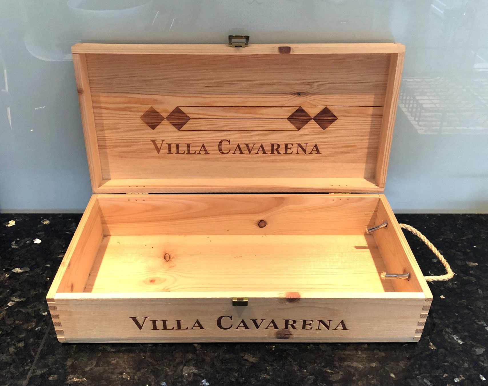 Sonstiges: Weinkiste "Villa Cavarena" – Gebraucht aus Rüti ZH von Jasna89 1