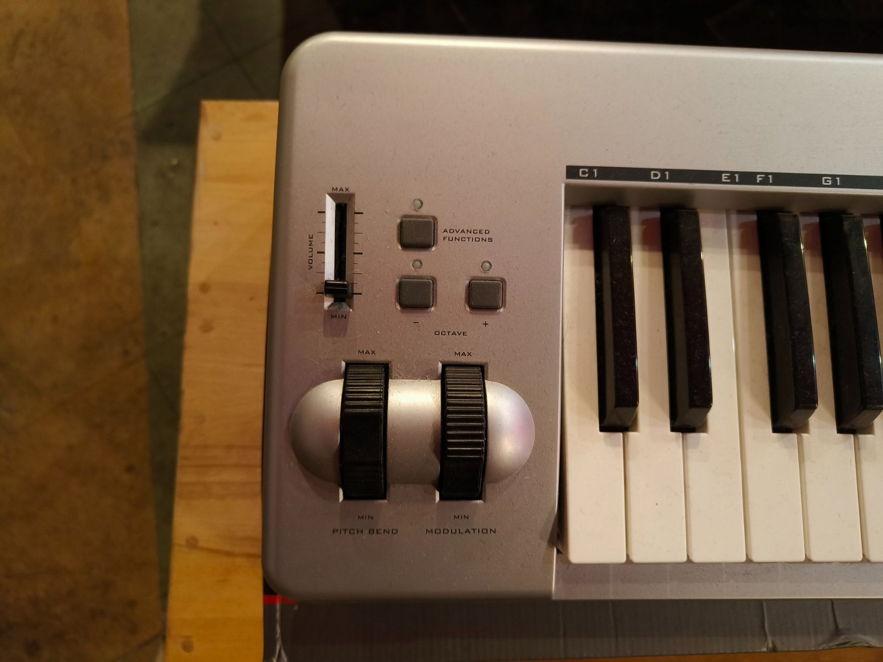 M-Audio Strumenti musicali: M-Audio Keystation 61 Semi-Weighted MIDI Controller Keyboard – Usato da Fribourg venduto da Kazanthul 2