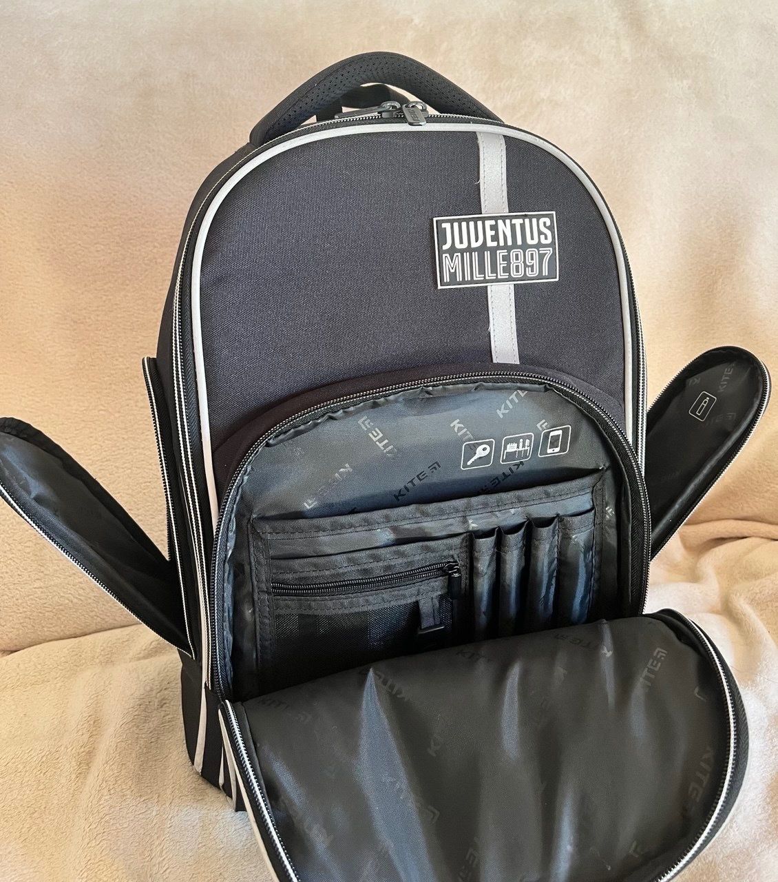 Zaini: Juventus Mille897 Backpack – Nuovo (secondo la descrizione) da Vésenaz venduto da ane_l7pg 1
